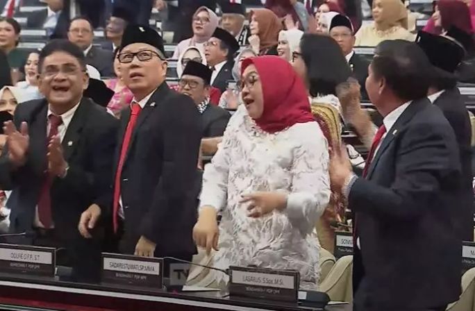DPR Bergoyang, Rakyat Tercekik: Parlemen Kalah Standar